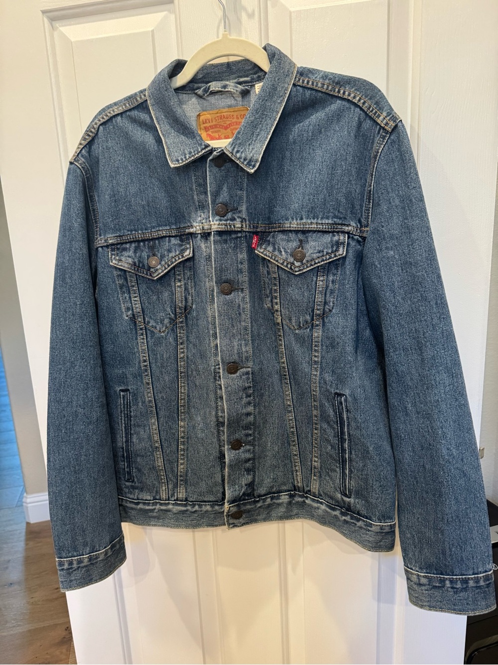 Levi's Classic Denim Trucker Jacket Medium Wash Red Tab, Size L